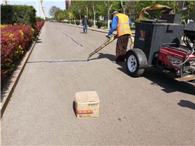 道路密封膠開槽灌縫修補處理裂縫是傳統而常用的工藝技術