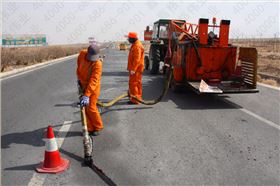 道路灌縫膠和普通瀝青在路面裂縫修補中的區(qū)別