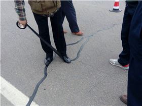 嘉格公路貼縫帶施工姿勢