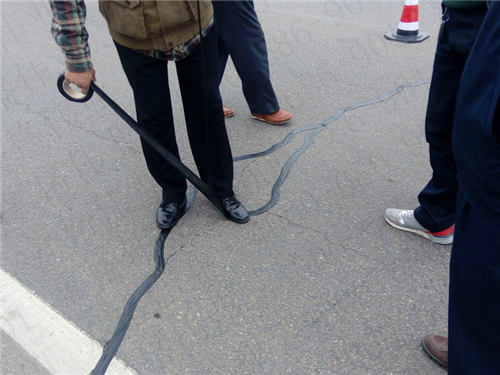 瀝青貼縫帶一天修補(bǔ)高速公路裂縫幾十公里這絕不是夸張