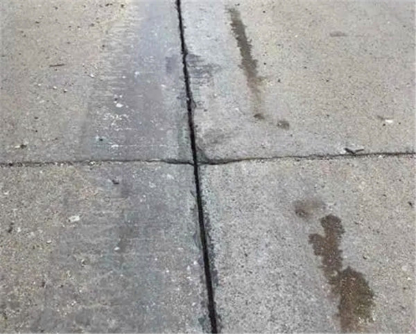 抗裂貼+道路灌縫膠是水泥道路白改黑必備品