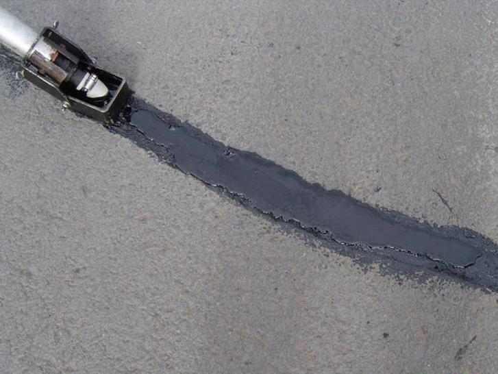 使用路面灌縫膠修補道路裂縫到底麻不麻煩？