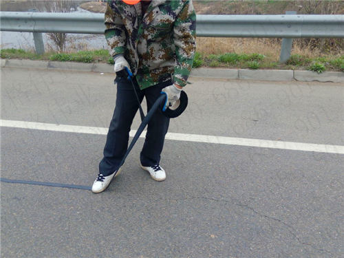 修補裂縫的路面貼縫帶和抗裂貼是不一樣的