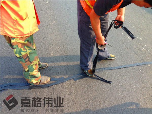 道路裂縫貼縫條貼縫工地寫實(shí)