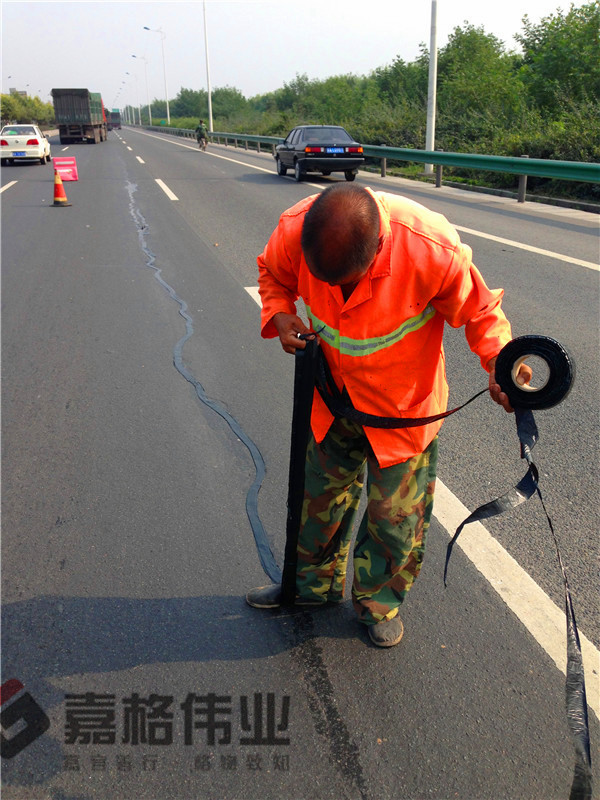 道路裂縫貼縫條貼縫工地寫實6